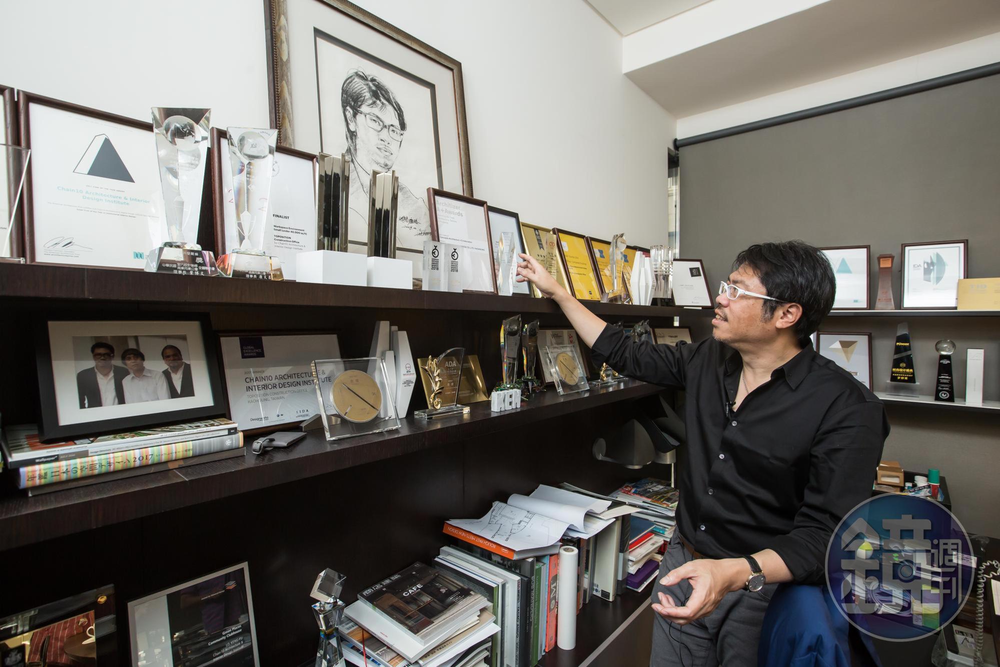 循著國際大師的腳步，3年前開始，羅耕甫積極參加國際建築比賽，累積百面獎座、獎牌。