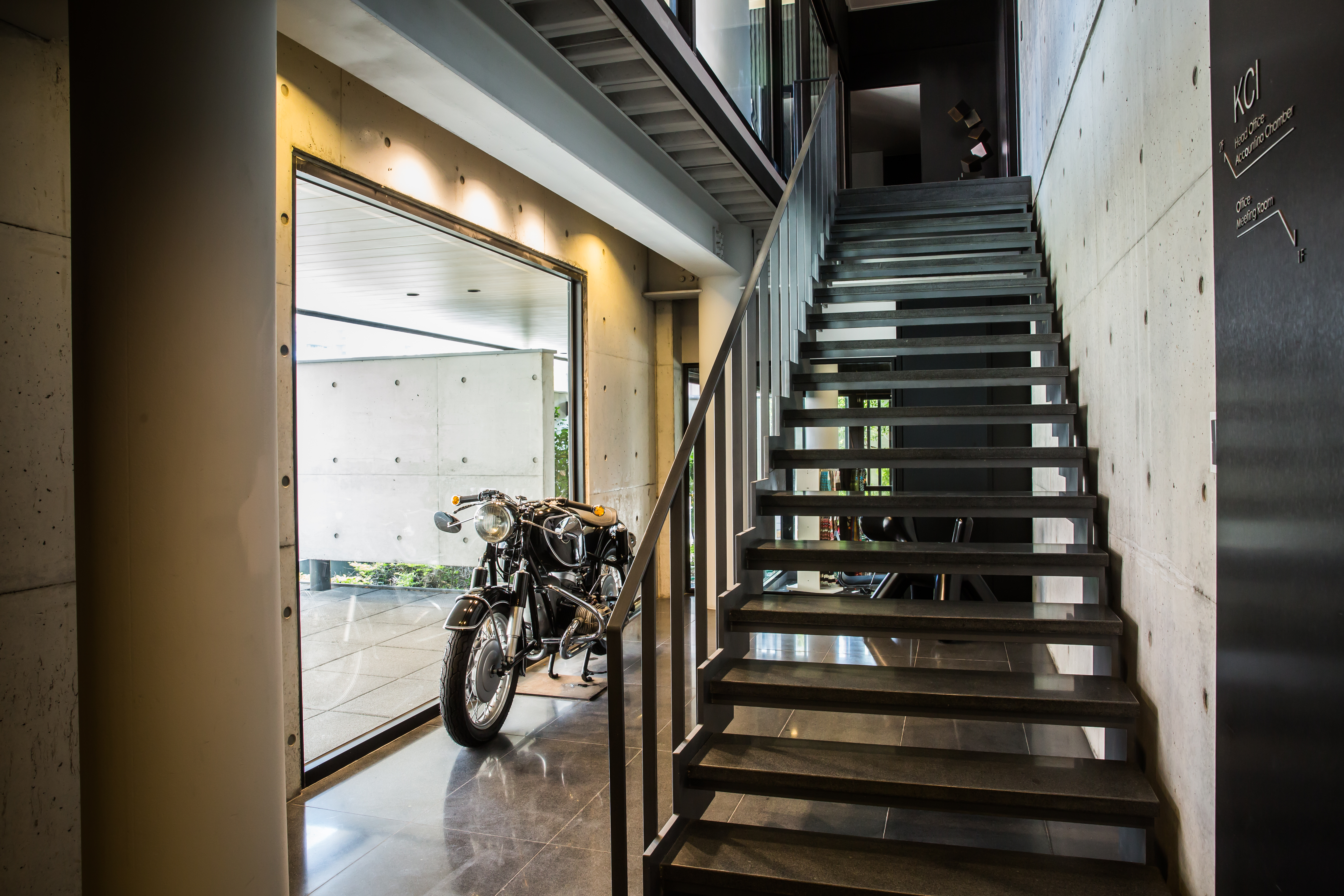 羅耕甫不喜歡做建商案子，多接私宅或企業總部設計，他為光全集團總經理吳宮安設計住家與總部。