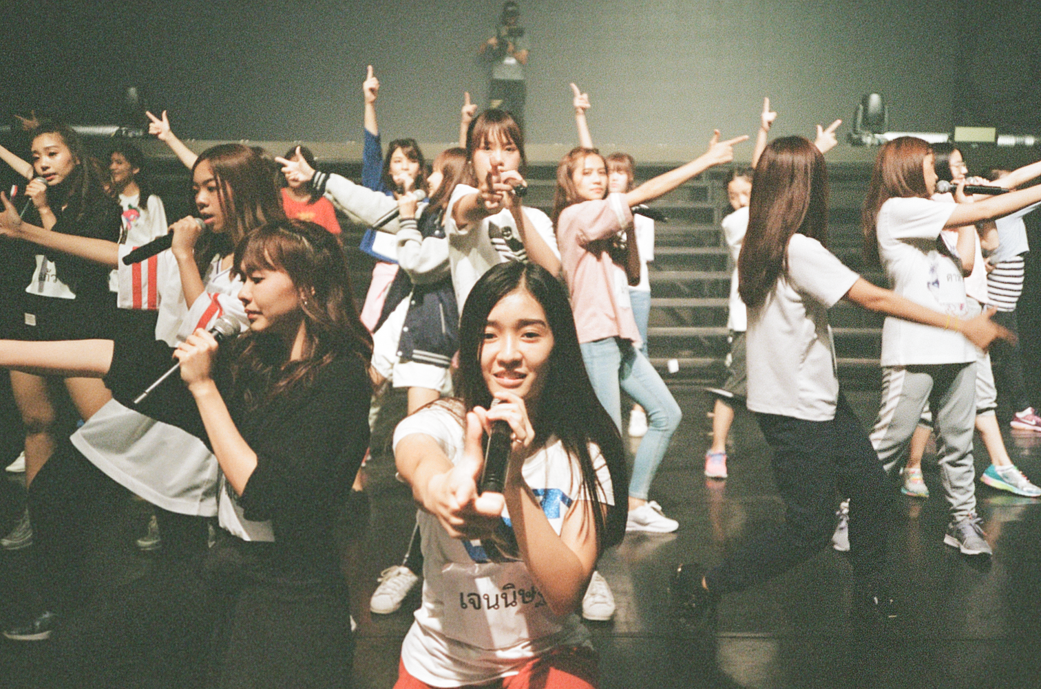 紀錄片《BNK48:女孩別哭》描述泰國女子天團「BNK48」風光外表下不為人知的辛酸和壓力。(高雄電影節提供)