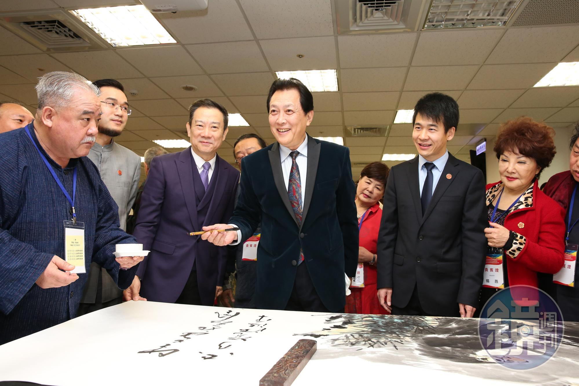 「雍正皇帝」唐國強從小就鑽研書法，他應邀來台參加第十屆海峽兩岸暨港澳地區藝術論壇，現場揮毫題款，展現深厚功力。