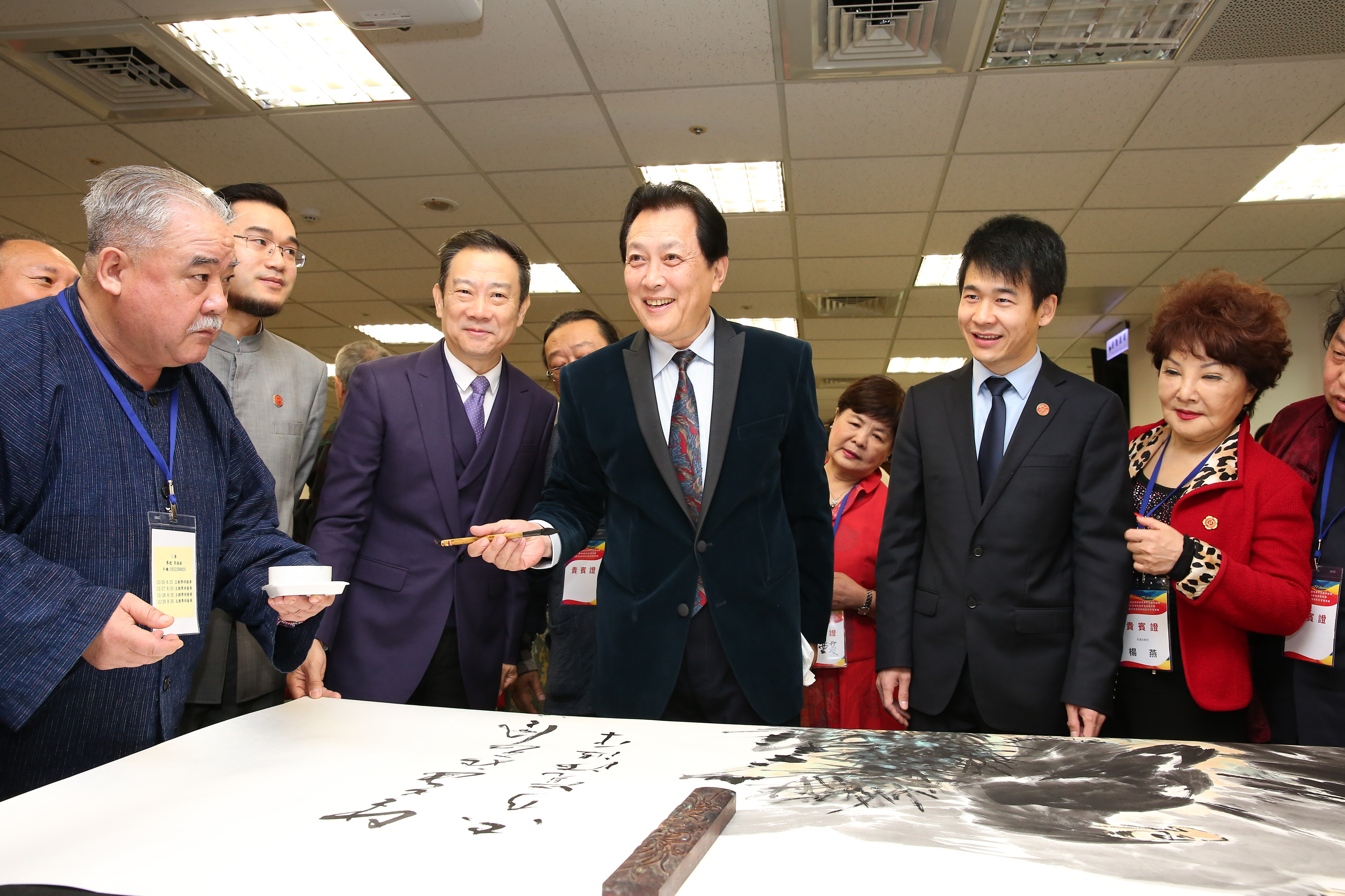 「雍正皇帝」唐國強從小就鑽研書法，他應邀來台參加第十屆海峽兩岸暨港澳地區藝術論壇，現場揮毫題款，展現深厚功力。