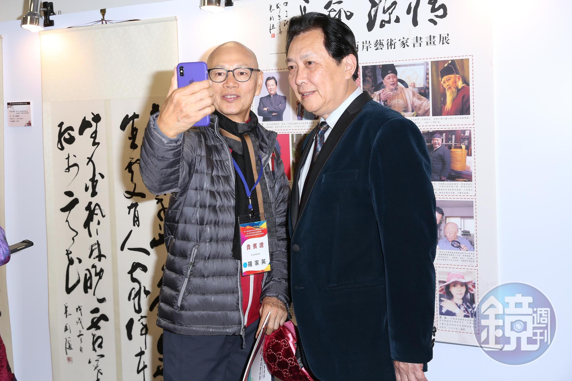 唐國強人氣爆棚，許多人都搶著要與他合影，連羅家英都主動要與他自拍。