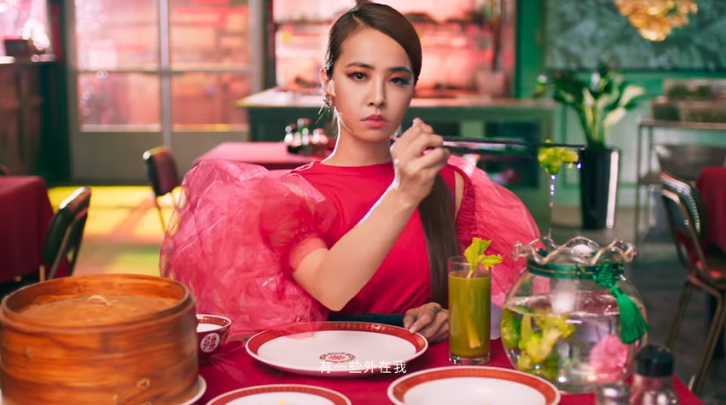 過去減肥時曾用水涮青菜去油，超悲苦的遭遇被蔡依林重現。（翻攝自蔡依林〈怪美的〉MV）