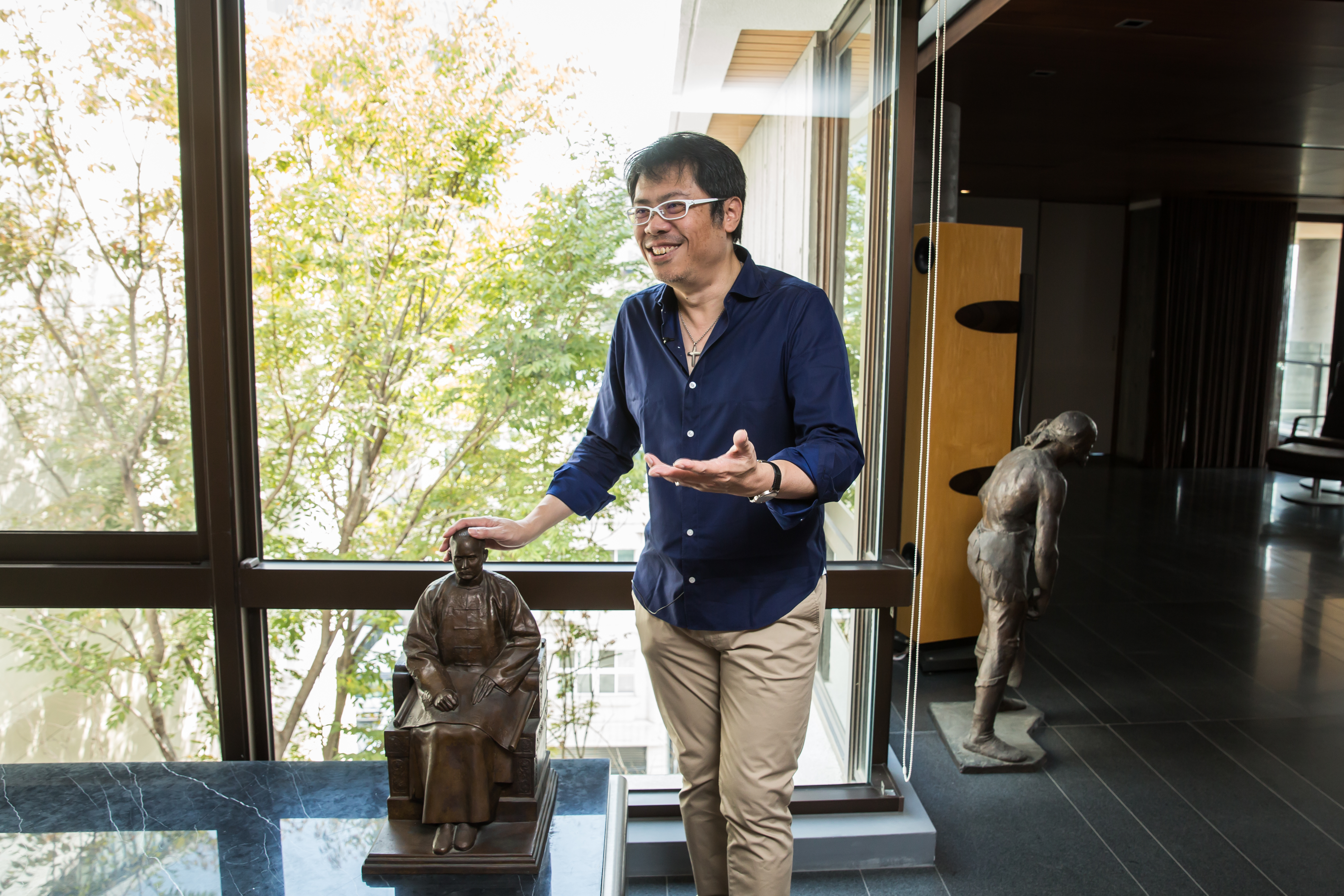 大學就負債300萬元，為了賺錢，羅耕甫幫服飾店設計海報，進而接手裝潢，意外踏進室內設計這行。