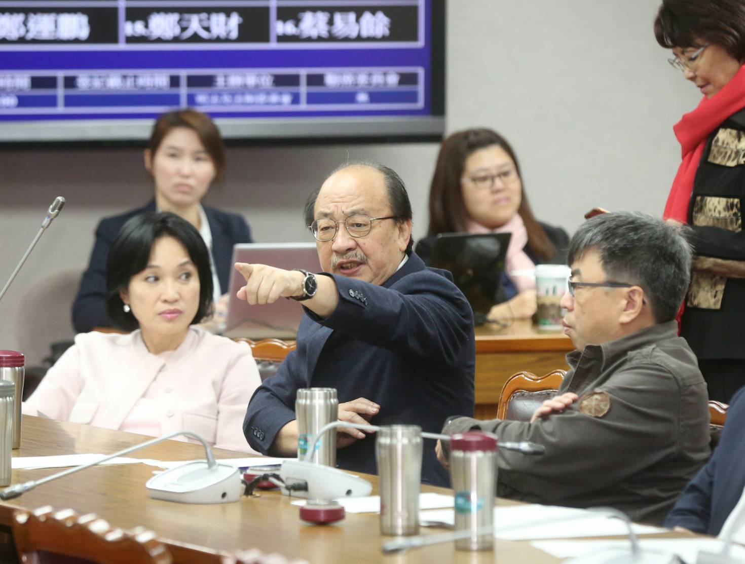民進黨團總召柯建銘聲明今早說的是「小聲點」,不是「小心點」。