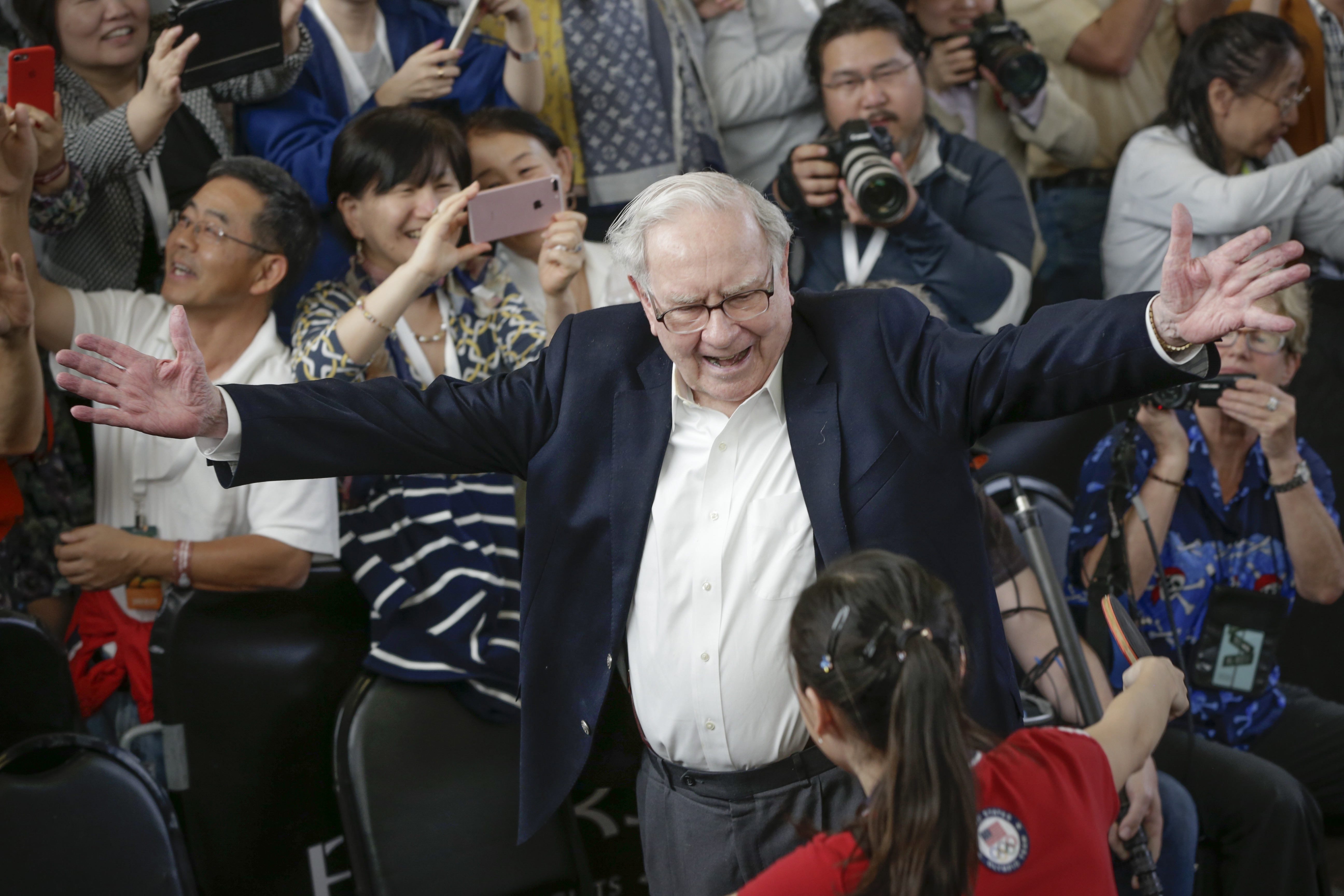 20多年來，巴菲特給予投資人的建議一直是：不用多煩心，買指數型基金即可。（東方IC）