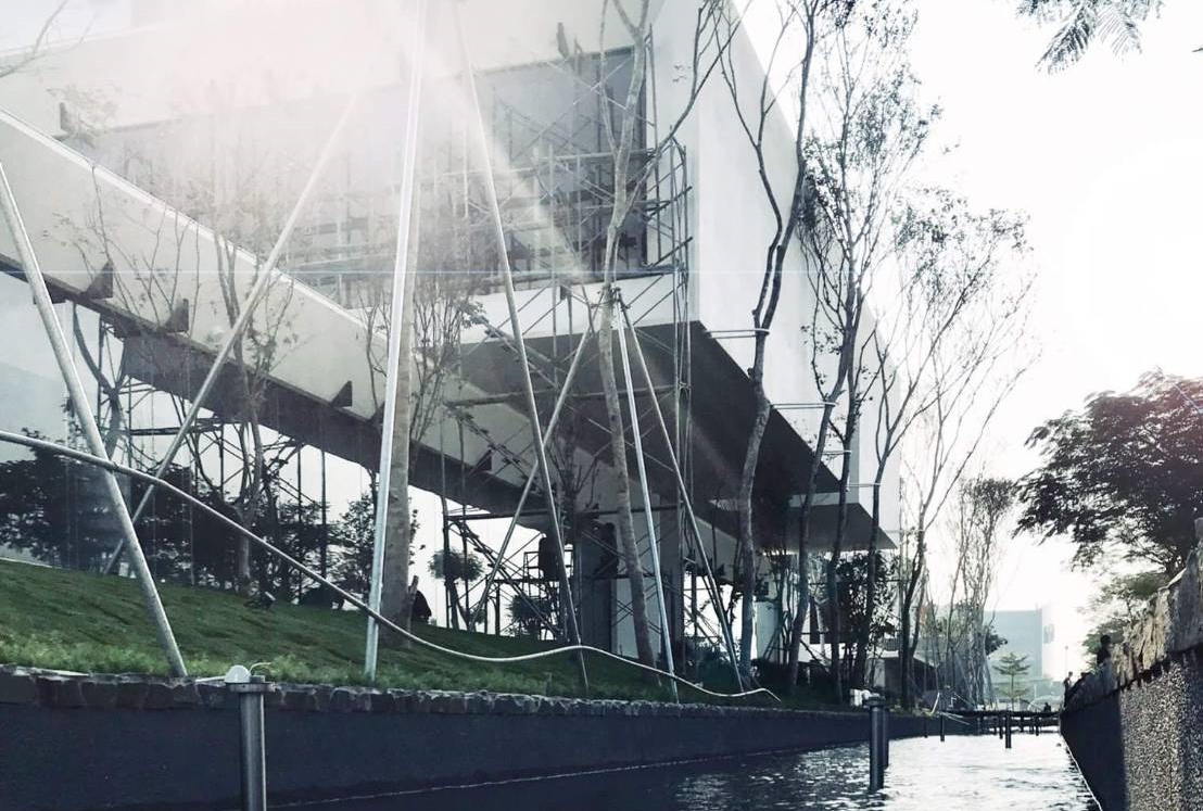 17年前，羅耕甫接下碳佐麻里精品燒肉第一間店的建築案，至今已做到第5間店，圖為今年底高雄剛落成的夢時代店。（羅耕甫提供）