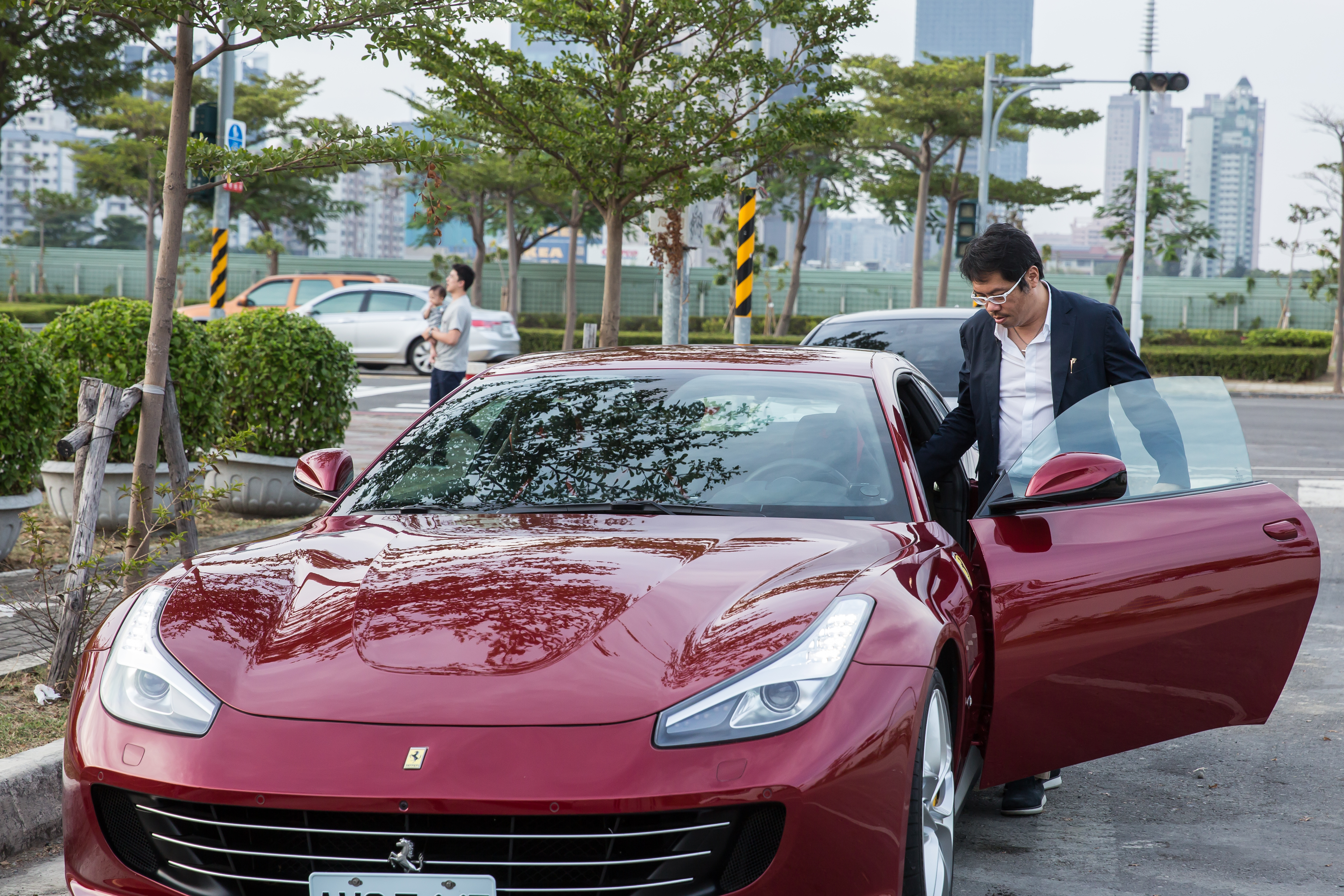 受到早逝姐姐影響，羅耕甫說自己想做什麼就會去追求，買車要法拉利，買房要有景觀。