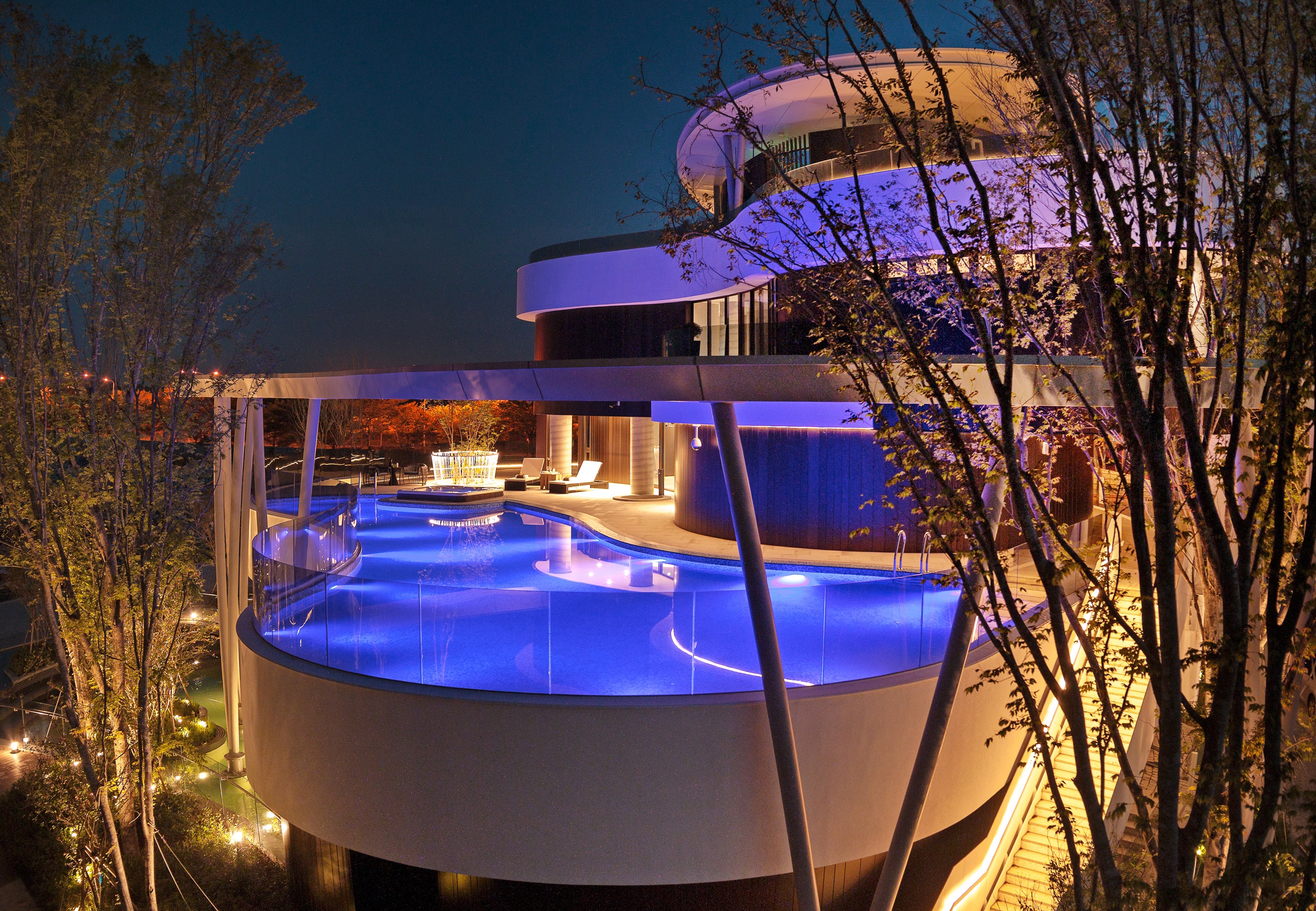 國揚翡翠森林會館外觀設計交錯的曲線造型。羅耕甫以陽極處理金屬外牆，讓該項產品具備被動風牆節能的功效。（羅耕甫提供）