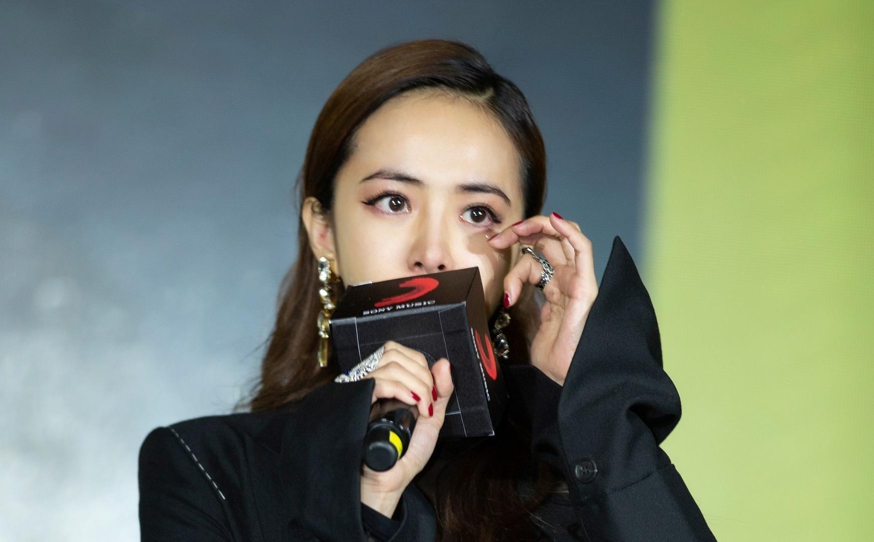 回想當年受到的攻擊讓自己不開心,蔡依林在記者會上淚崩。(索尼唱片提供)