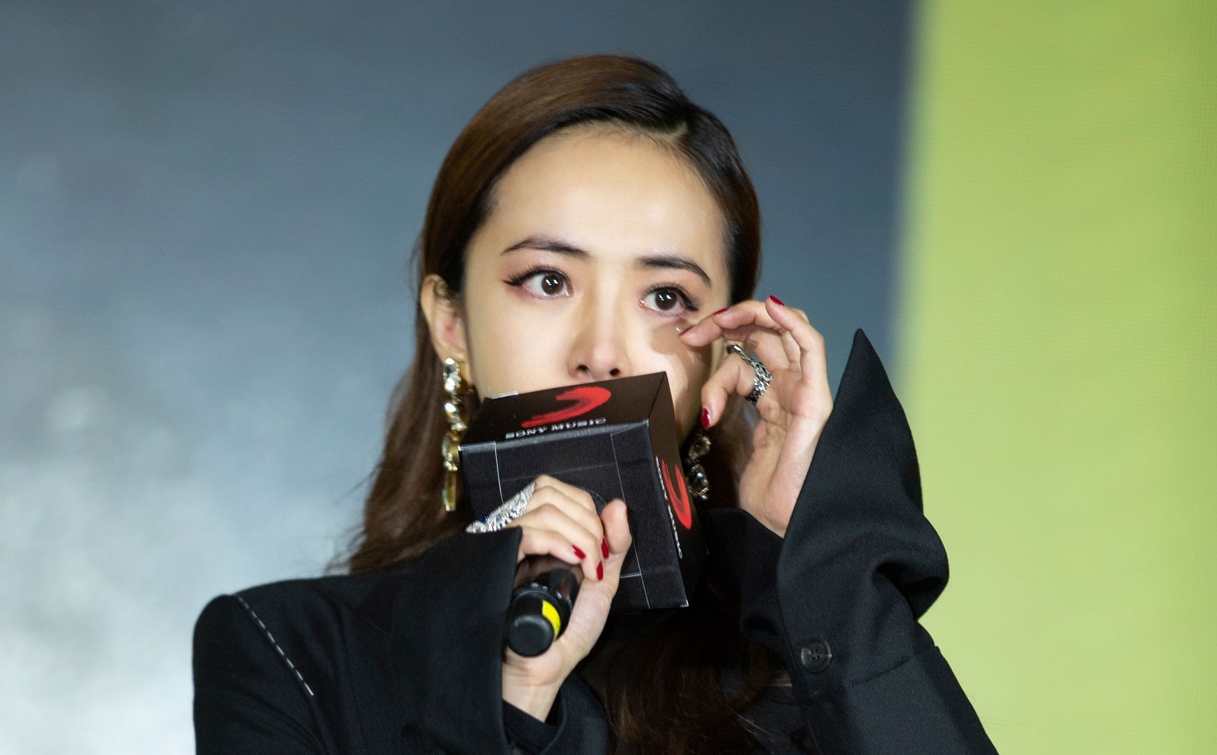 回想當年受到的攻擊讓自己不開心，蔡依林在記者會上淚崩。（索尼唱片提供）