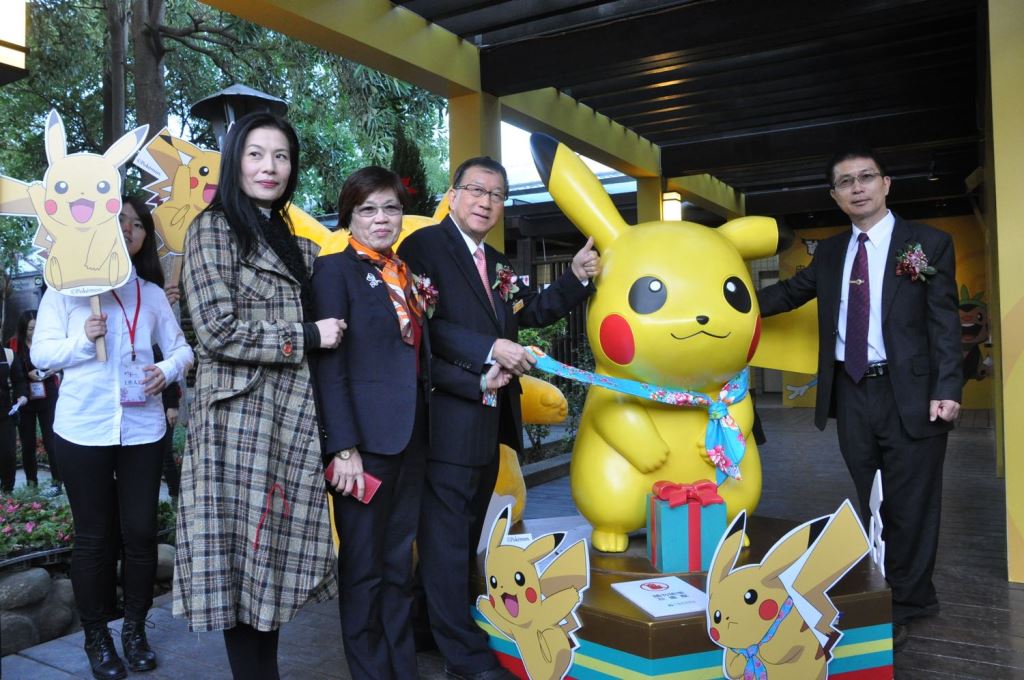 2015年12月,時任新竹縣長邱鏡淳(中)出席竹東動漫園區開幕式,當時縣府喊出要打造「台灣秋葉原」,如今落於蚊子館的下場。(圖:新竹縣政府網站)