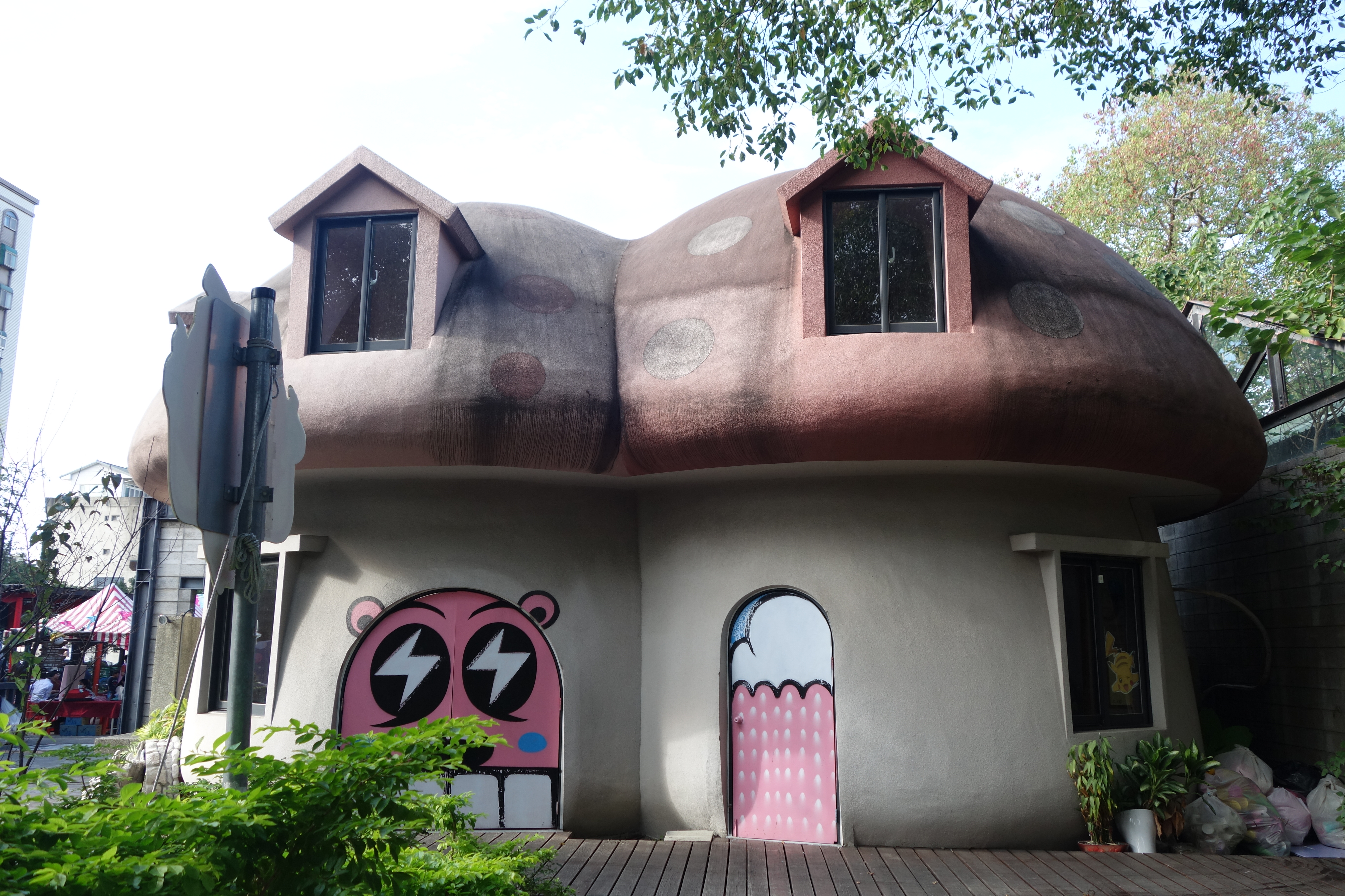 位於竹東車站西側的竹東動漫園區原本是台鐵倉庫，花費3680萬改建，如今卻成為蚊子館。