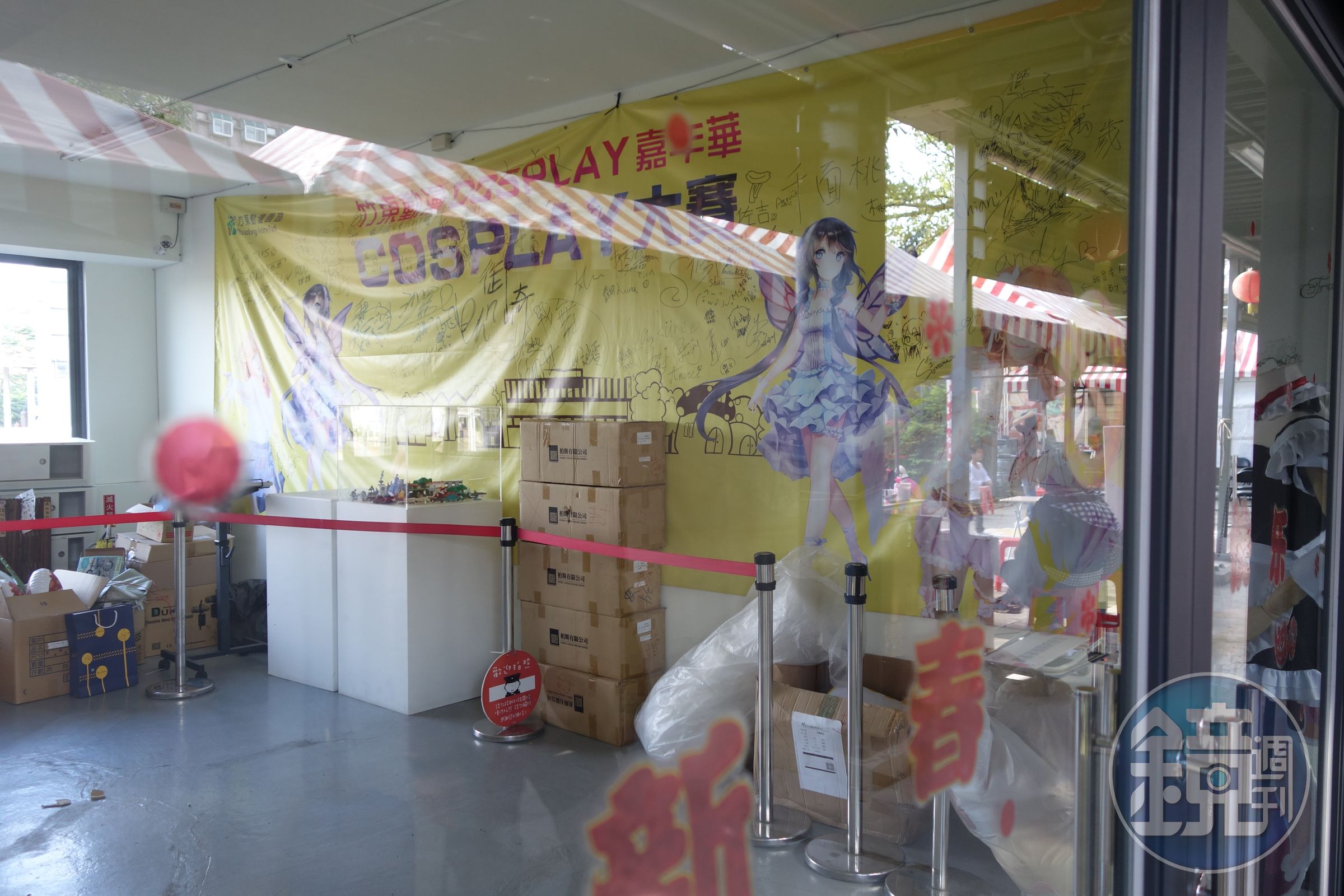 竹東動漫園區人去樓空，店家大門深鎖，裡頭還可見之前舉辦cosplay活動的海報。