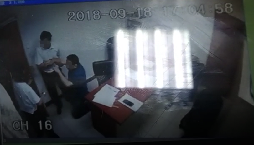 曹男遭攻擊後跪坐在地。（讀者提供）