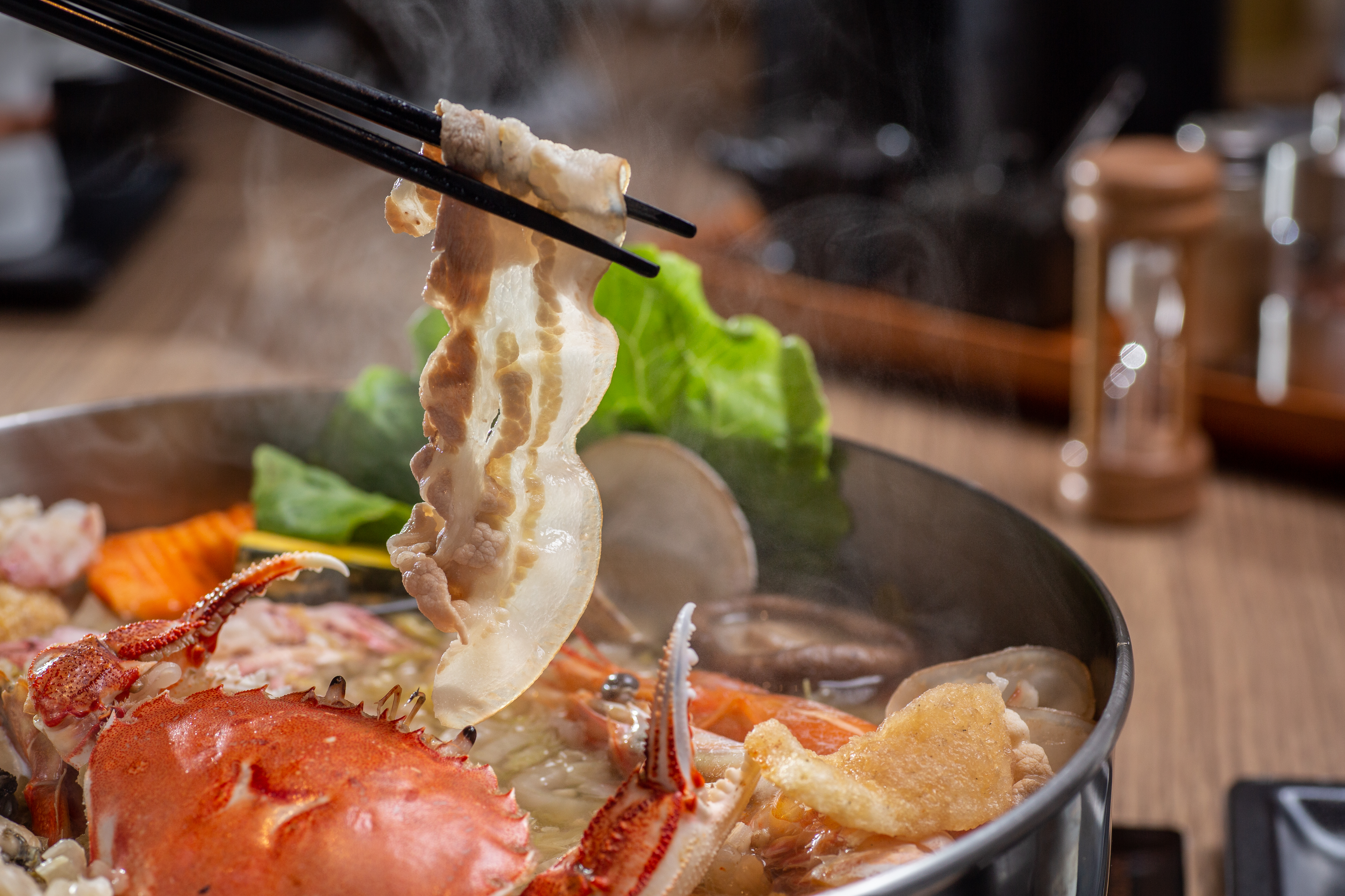 涮煮後的「經典帶皮台灣黑毛豬五花」，脆甘脂香。（「豪華海陸綜合精選套餐」，1,380元／份）