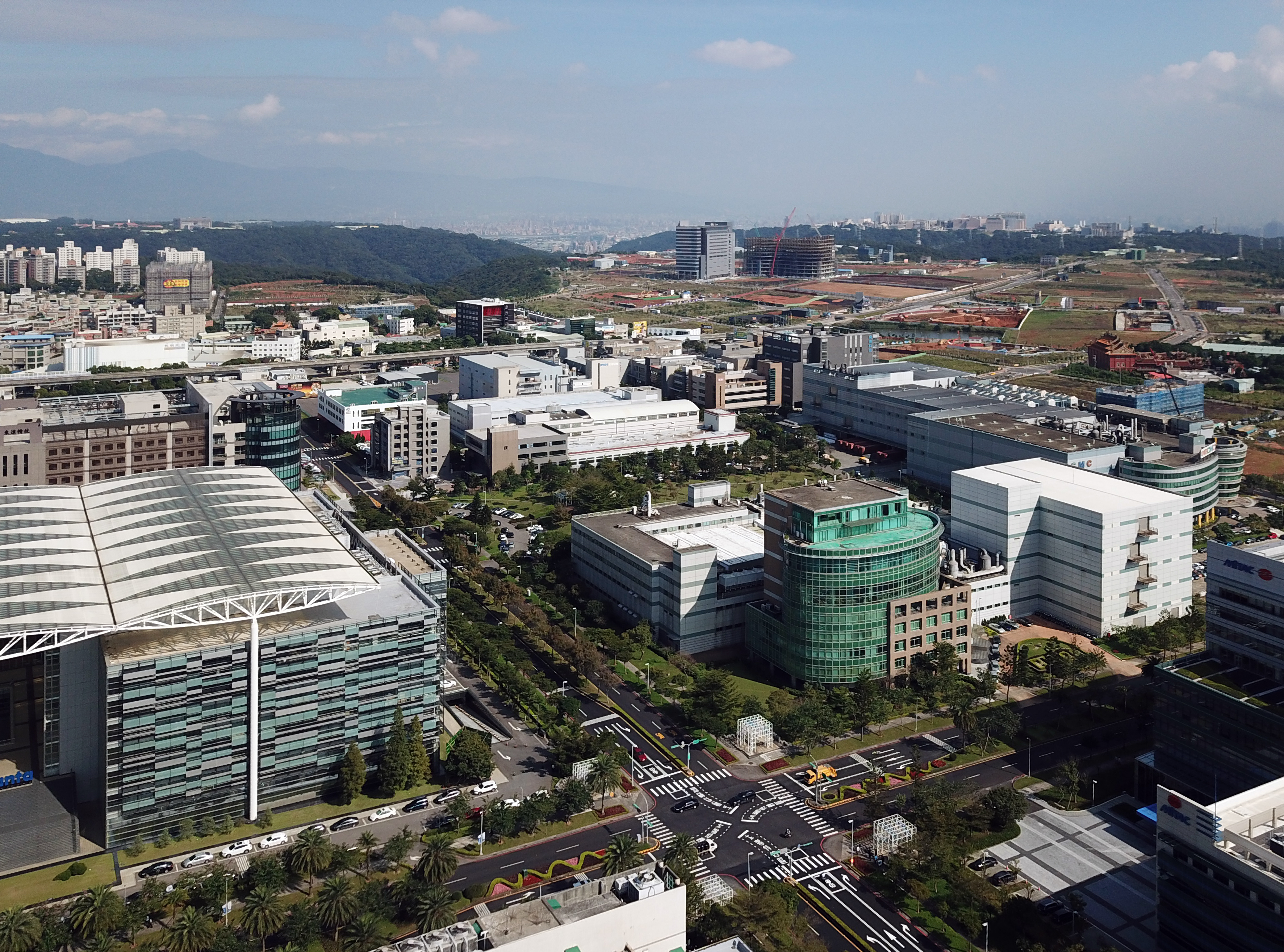 今年以來因中美貿易戰返台購地擴廠的全是科技業，包括台達電、廣達、台郡、大立光、啟碁、國巨等大廠。
