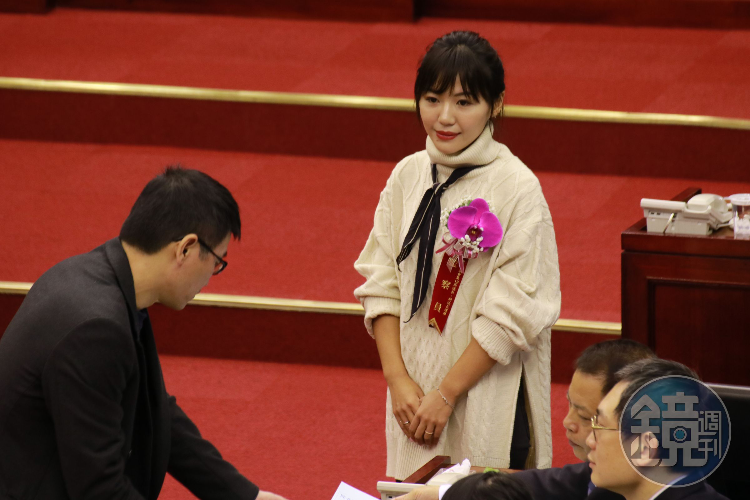 新一屆台北市議員25日才剛宣誓就職，緋聞就不斷傳出，圖為與同學女議員許家蓓傳出在待頭擁吻的新科議員吳沛憶，讓台北市議會猶如桃花窟。