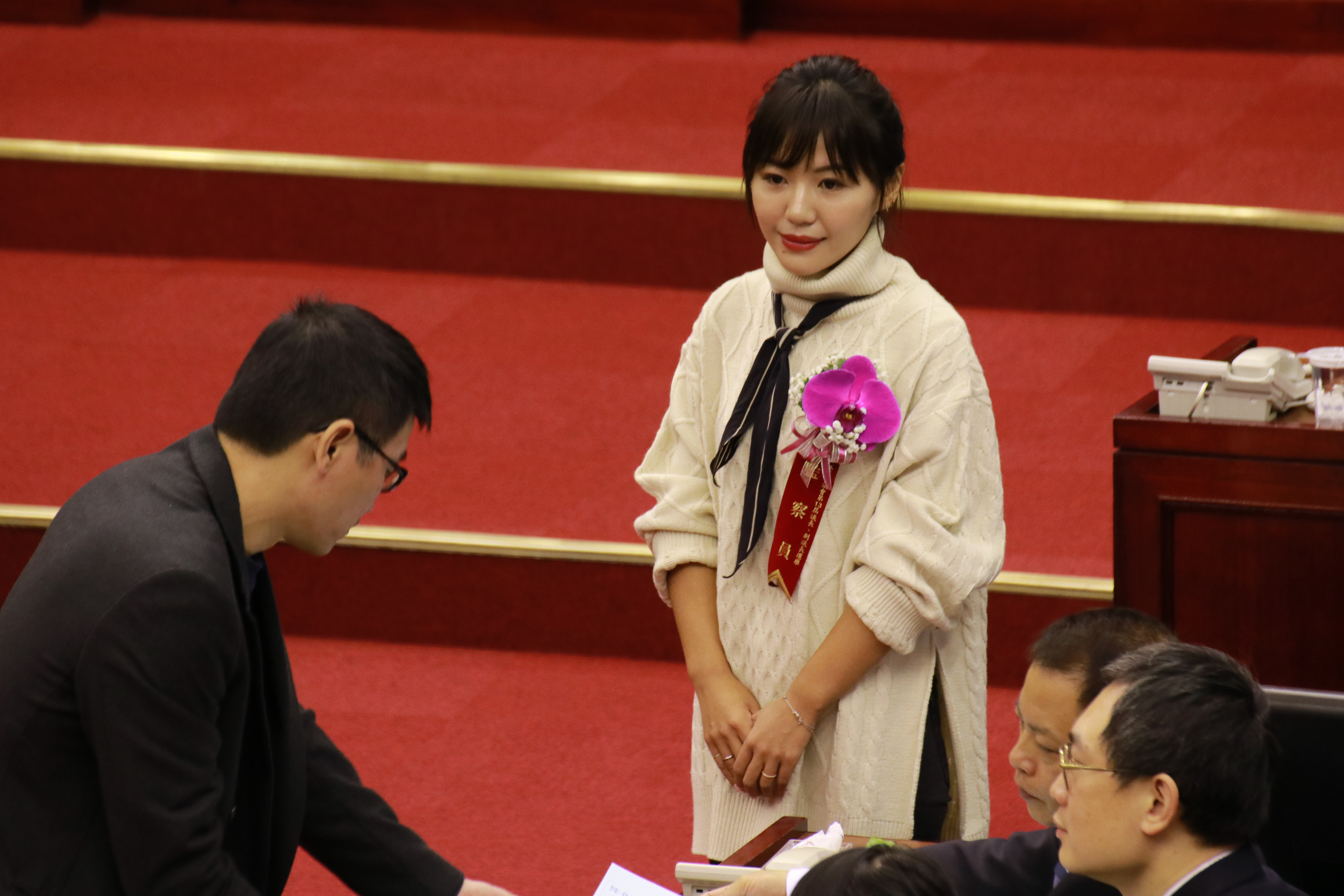 新一屆台北市議員25日才剛宣誓就職，緋聞就不斷傳出，圖為與同學女議員許家蓓傳出在待頭擁吻的新科議員吳沛憶，讓台北市議會猶如桃花窟。