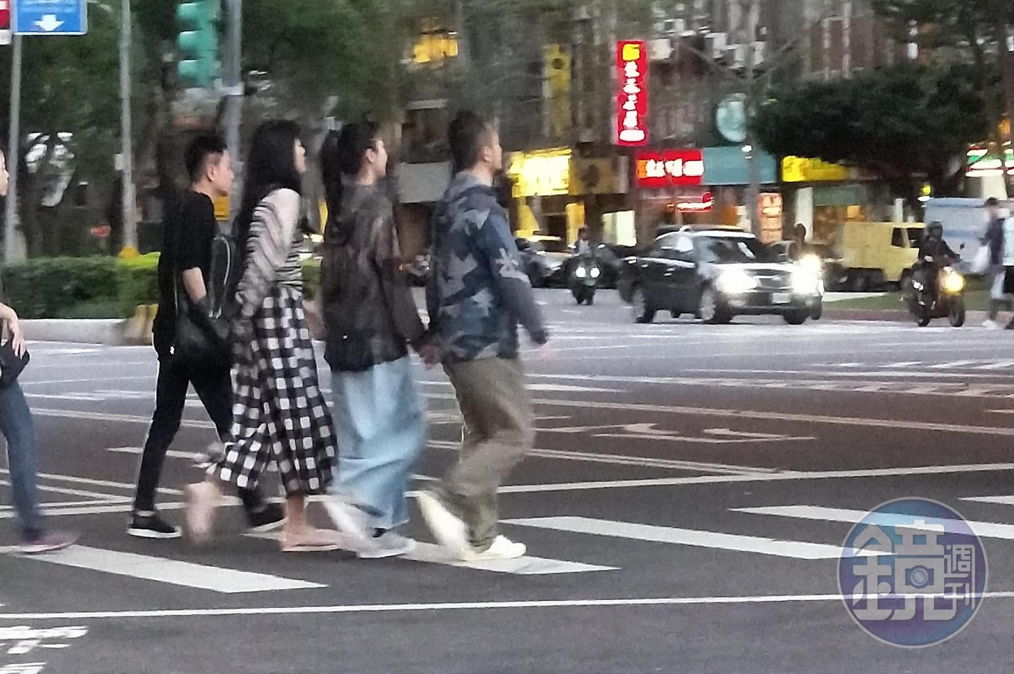 九把刀和周亭羽出現在建國花市附近，兩人手牽手過馬路。