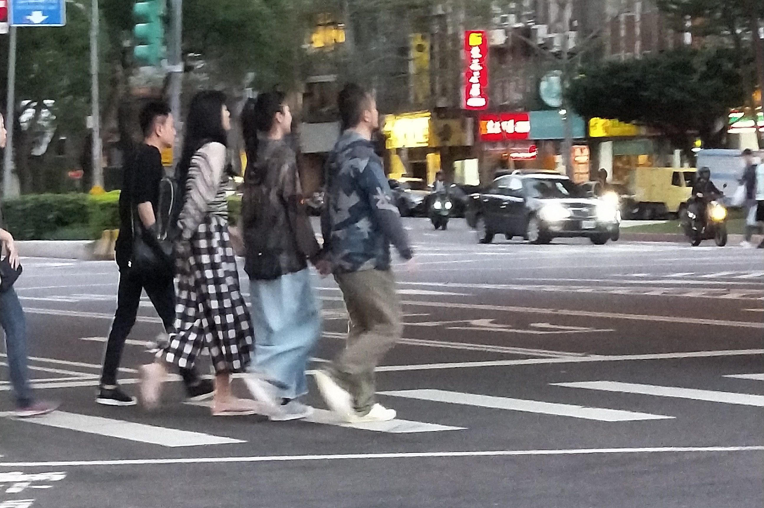 九把刀和周亭羽出現在建國花市附近，兩人手牽手過馬路。