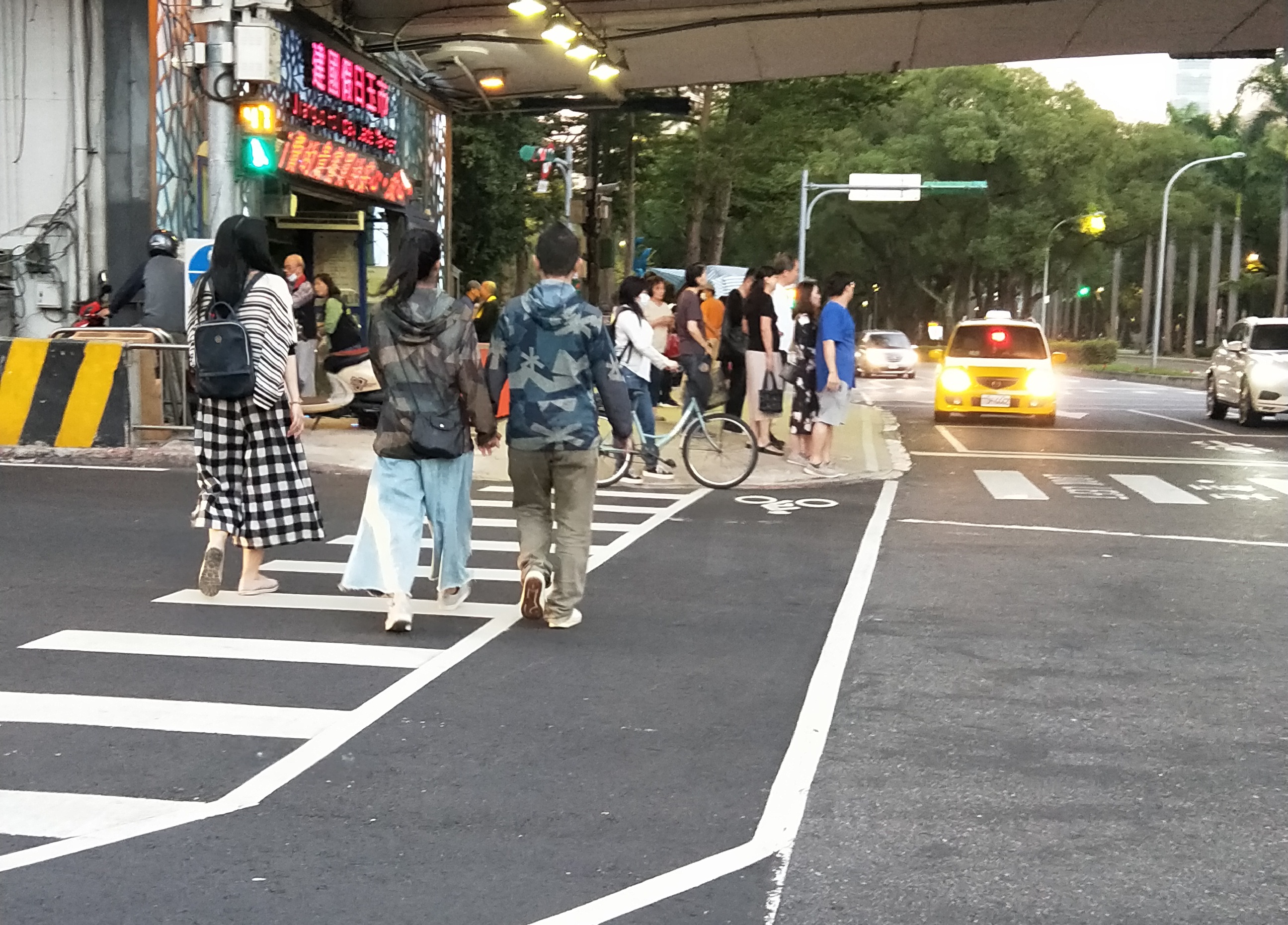 兩人身穿迷彩外套情侶裝，周亭羽身型看起來不像是有孕。
