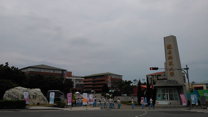 有媒體報導醒吾科大涉透過仲介招生,讓30名不到20歲的印尼籍學生淪「學工」。(翻攝自維基百科)