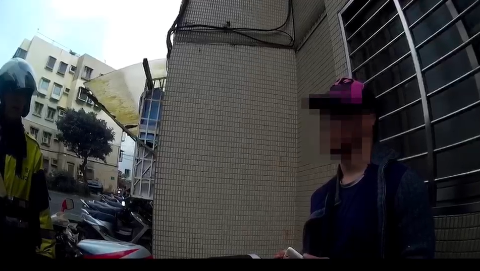 22歲的曾姓竊嫌因破壞娃娃機台竊取現金，遭警方逮捕時供稱「因要幫朋友慶生前不夠花用」。（警方提供）
