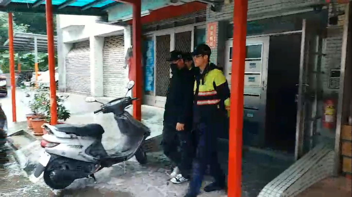 林男深夜襲擊夜歸女，遭警方逮捕。（翻攝畫面）