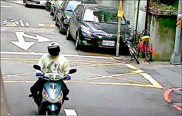 林嫌曾為了幫酒店女子還債而飛車搶劫，因上衣特徵過於明顯而立刻被逮捕。（翻攝畫面）