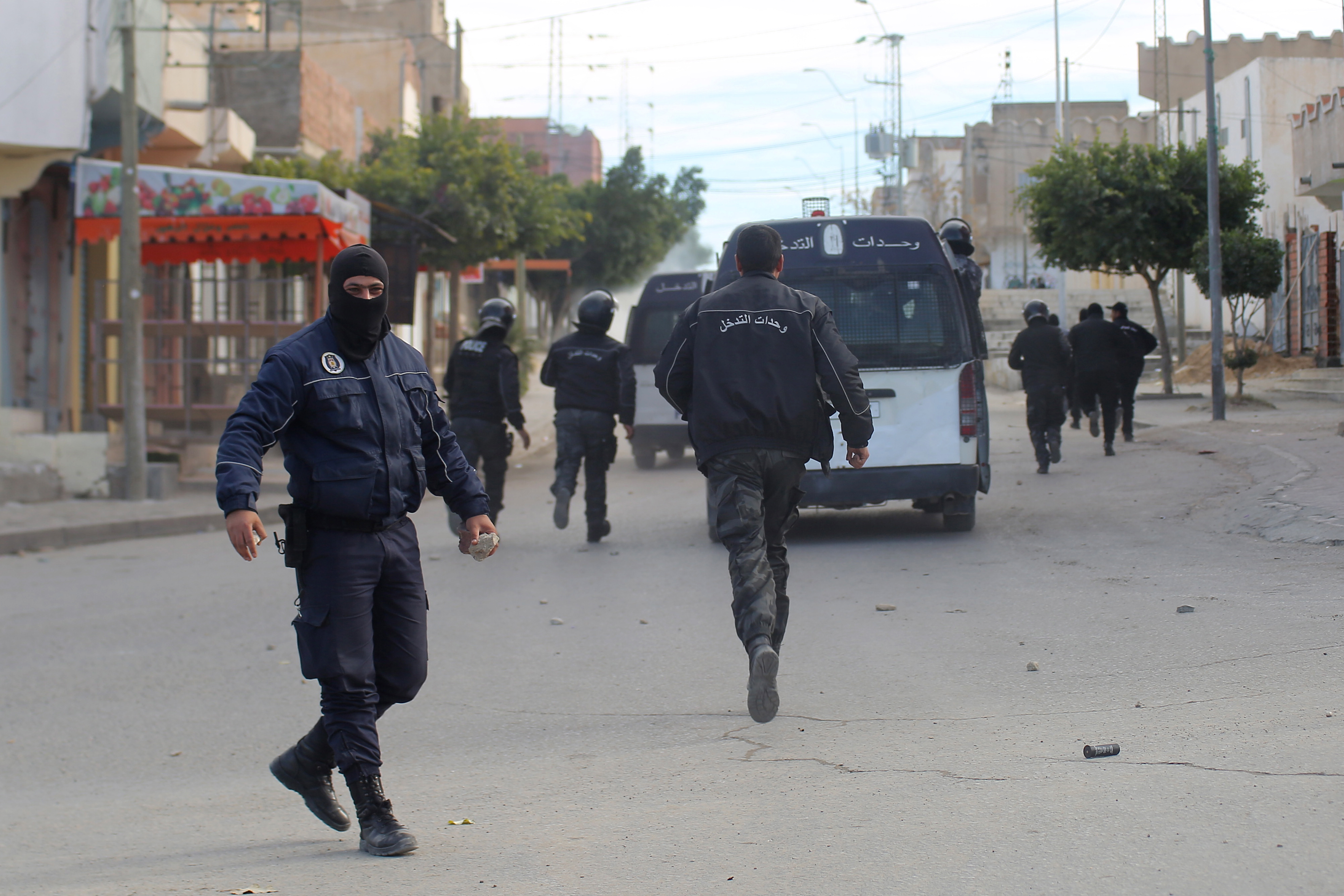 突尼西亞數十名民眾走上街頭、點燃了輪胎,占據卡塞林地區主要街道,警方則使用催淚彈驅散示威者。(東方IC)