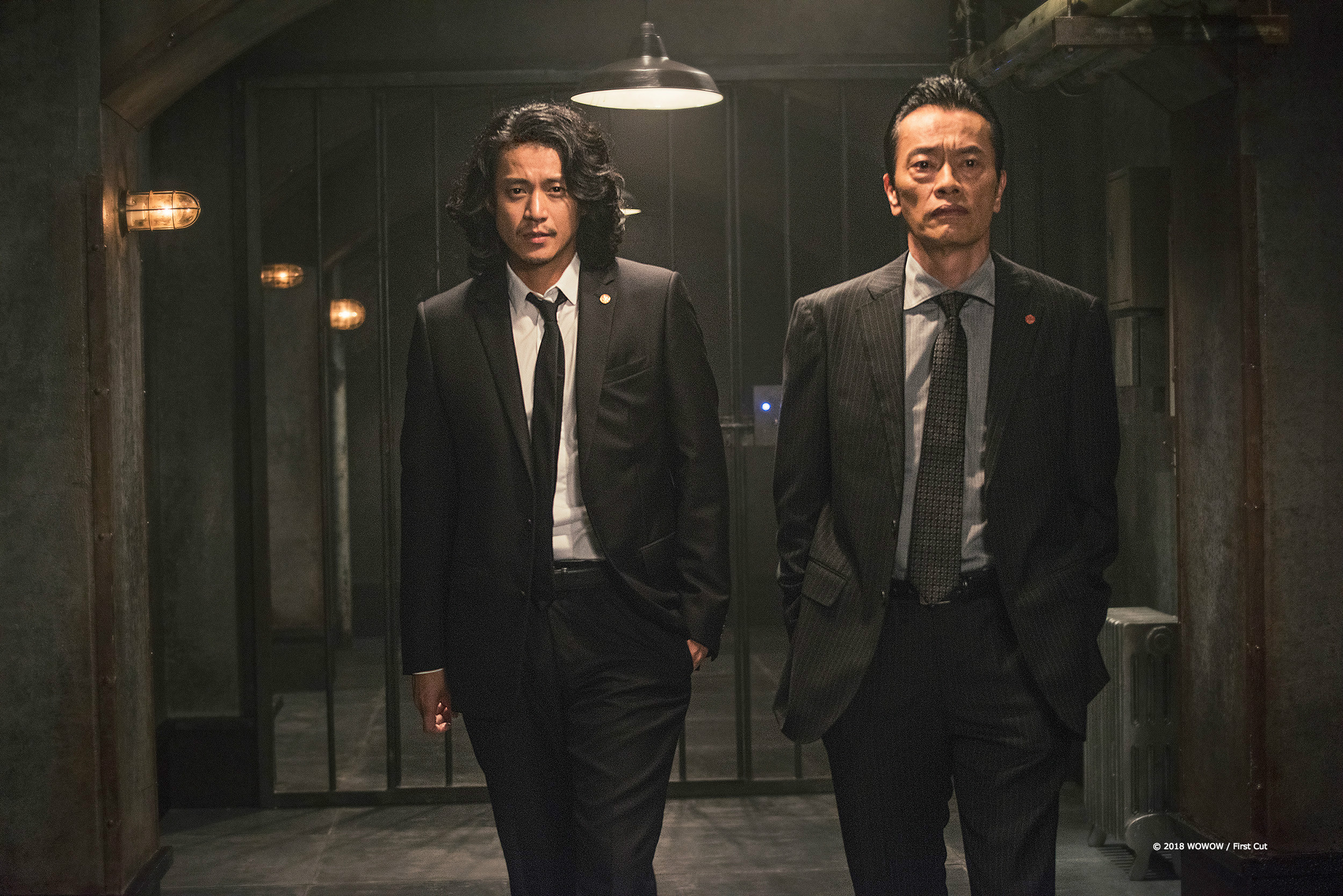 《遠藤憲一與宮藤官九郎虛心受教》遠藤憲一聯手大牌演員們鬧一波。（KKTV提供）