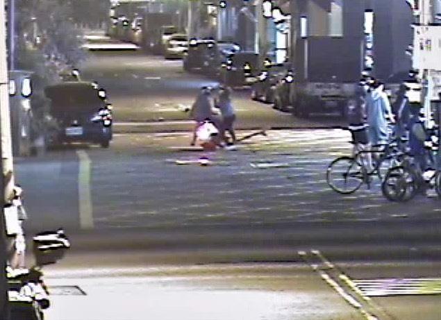 女大生所溜著滑板直接衝向機車，導致女騎士「人仰車翻」，全身多處擦傷。（警方提供）