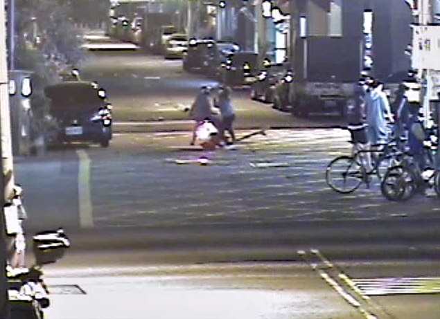 女大生所溜著滑板直接衝向機車，導致女騎士「人仰車翻」，全身多處擦傷。（警方提供）