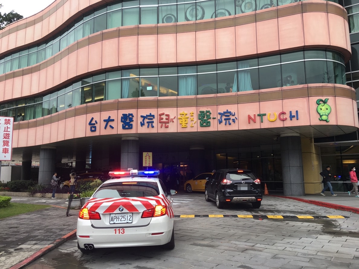 紅斑馬護送救護車趕送至台大兒童醫院。（國道警提供）