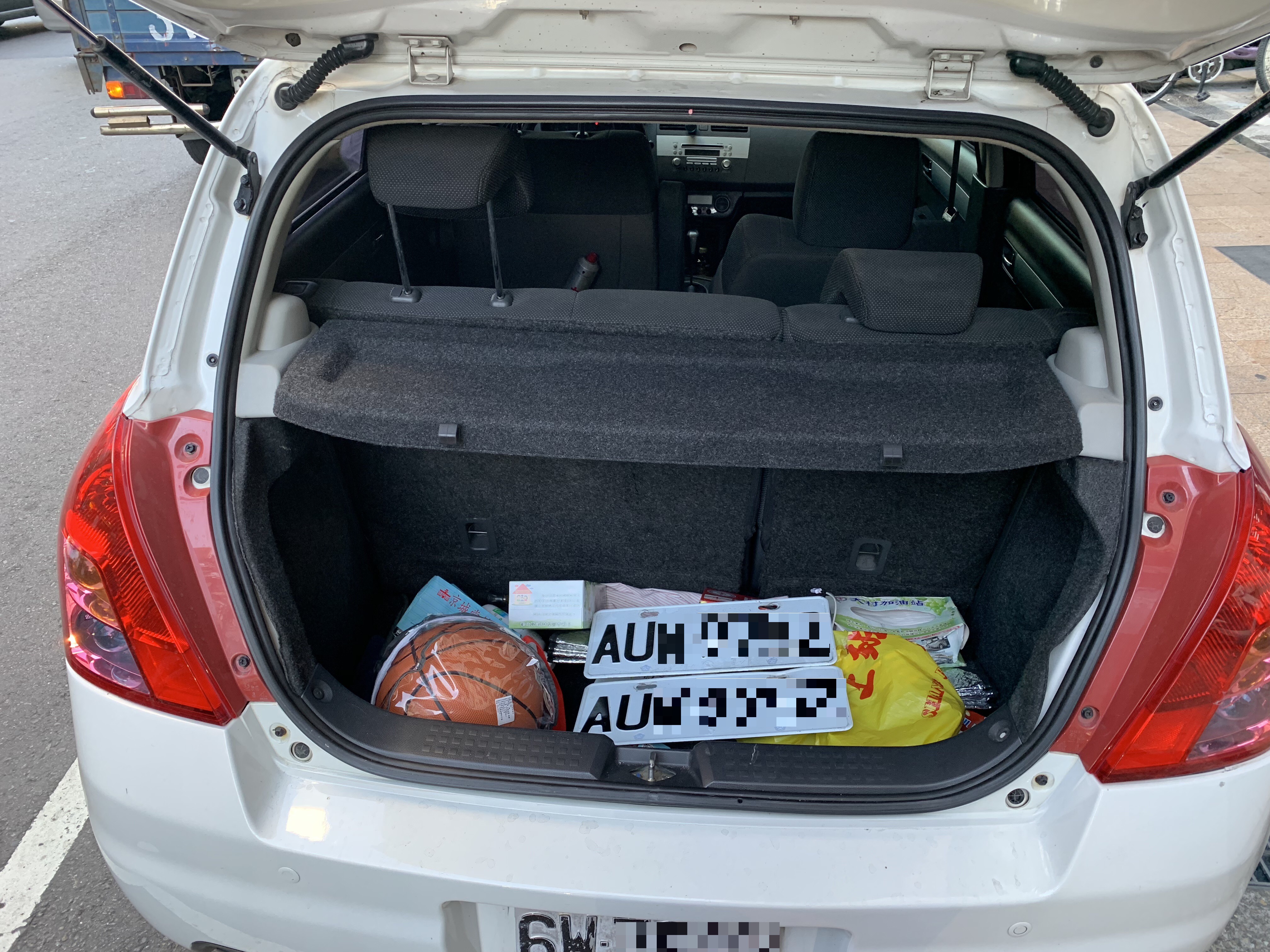警方在後車廂找到新原牌照。（警方提供）