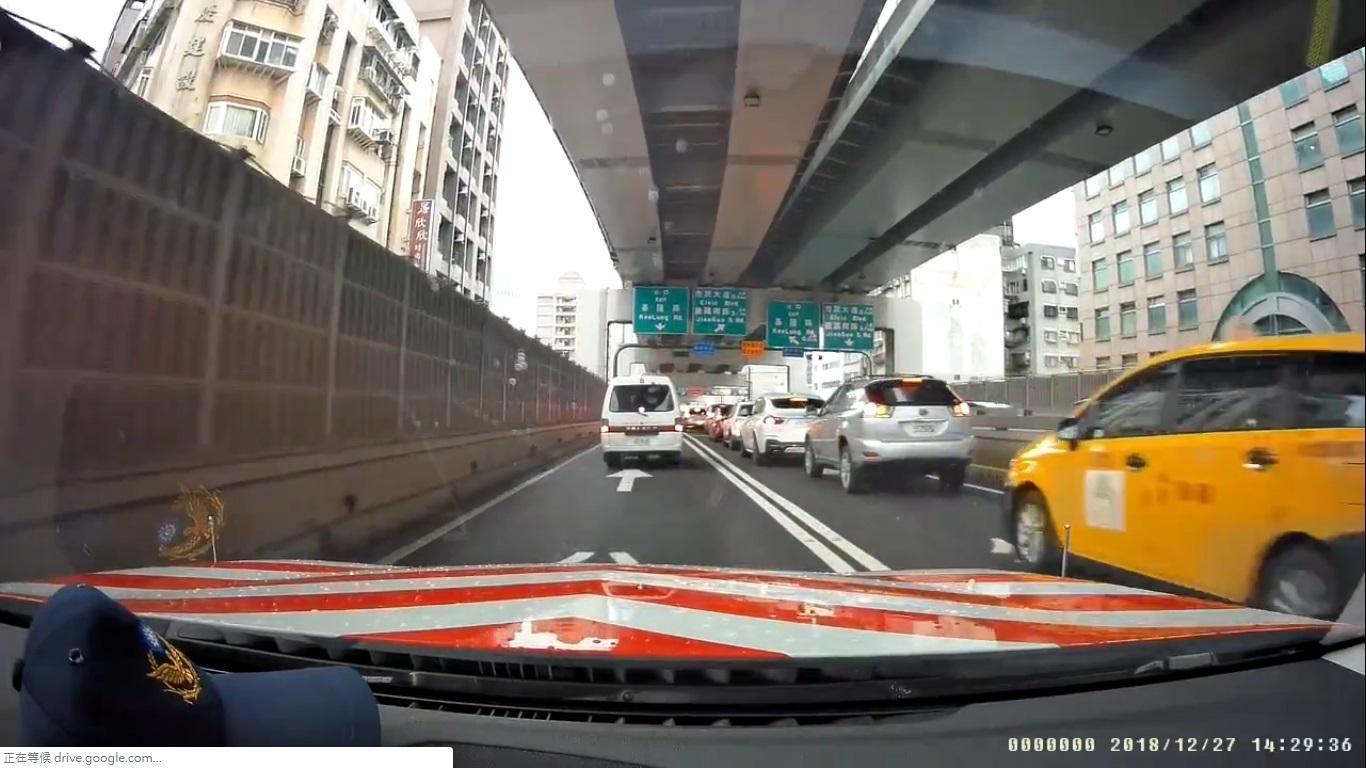 國道警察主動幫忙護送巴掌天使，沿途駕駛十分配合，車程並未耽誤。（翻攝畫面）