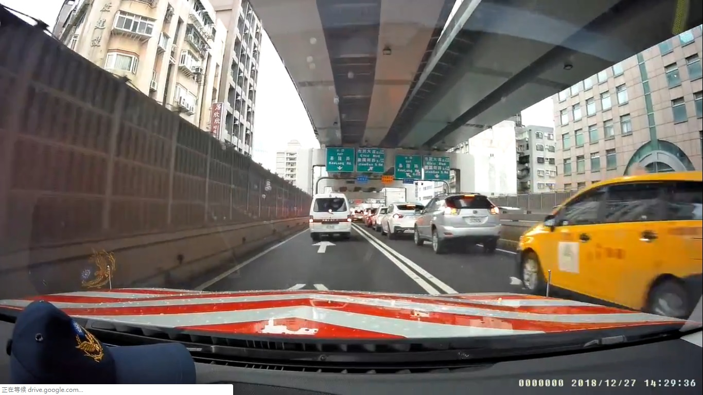 國道警察主動幫忙護送巴掌天使，沿途駕駛十分配合，車程並未耽誤。（翻攝畫面）