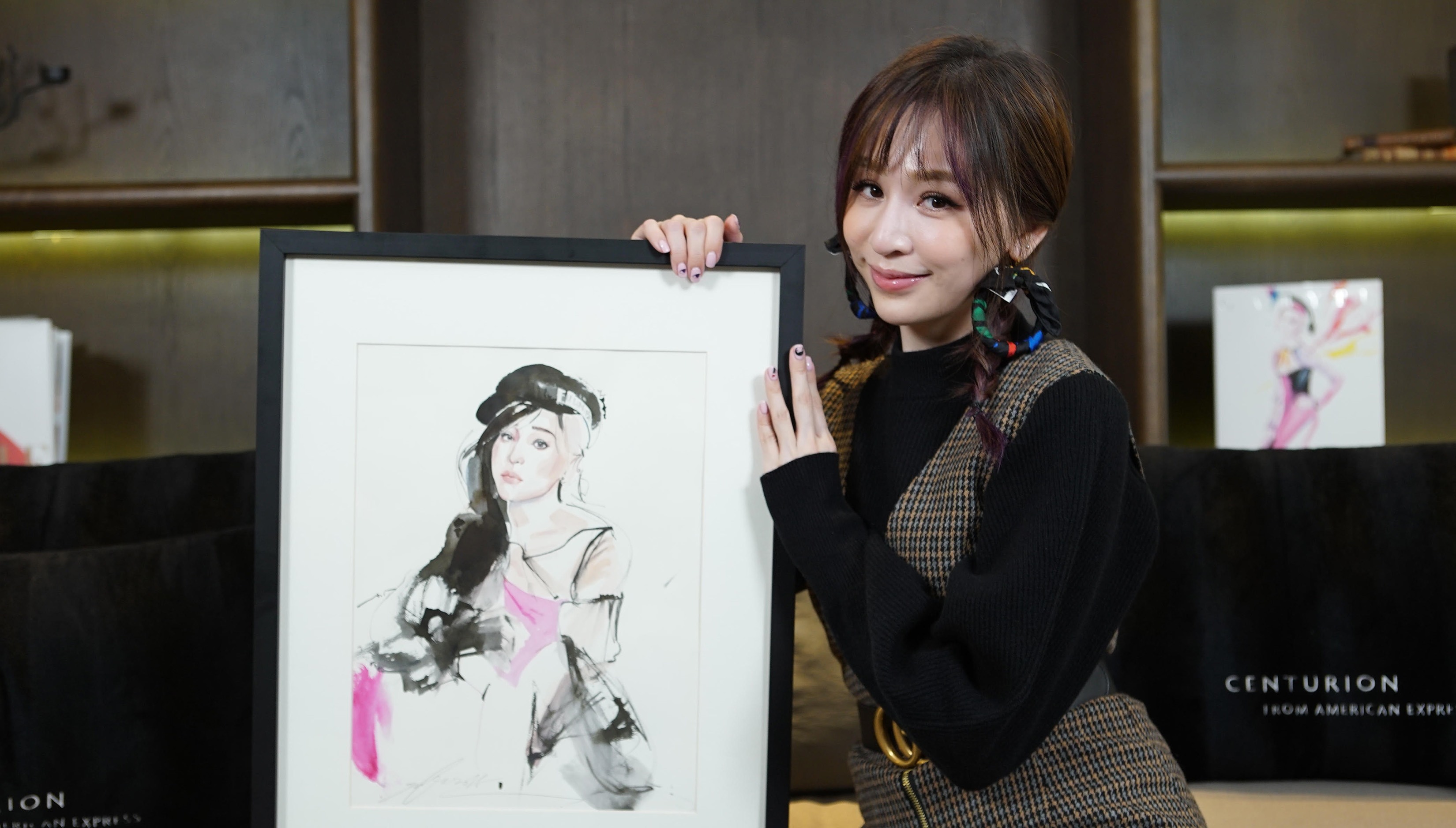 王心凌發新專輯《CYNDILOVES2SING愛。心凌》，開心拿到自己人像的插畫。（MyMusic提供）