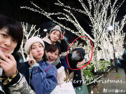 劉詩詩出現在好友葉青的耶誕節旅遊合照中。（翻攝自葉青微博）