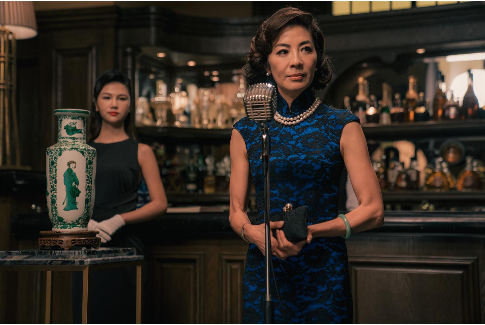 楊紫瓊健美霸氣，但讓她國際通吃的還是演技精湛，一場面對滿堂士紳富豪的歧視，她貌似平靜卻眼神超殺，臉上紋路都有戲。（東方IC）