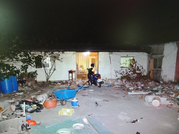 男子疑被家犬咬死，陳屍自家三合院。（警方提供）
