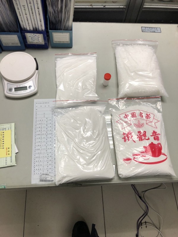 何男的袋子內共有4大包K他命,重達將近4公斤,市價上百萬。(警方提供)