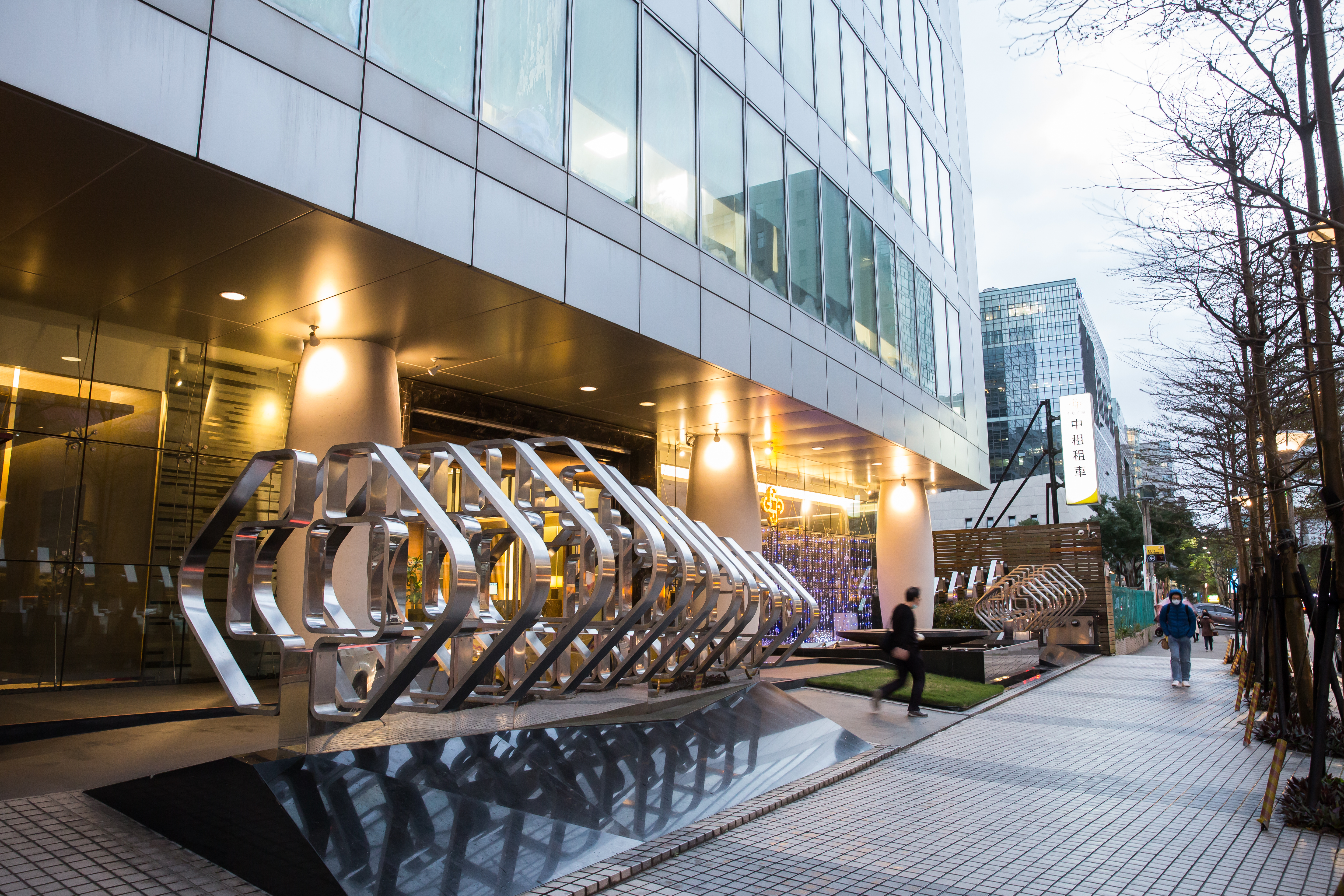 中租迪和內湖總部遭黑衣人闖入砸毀。