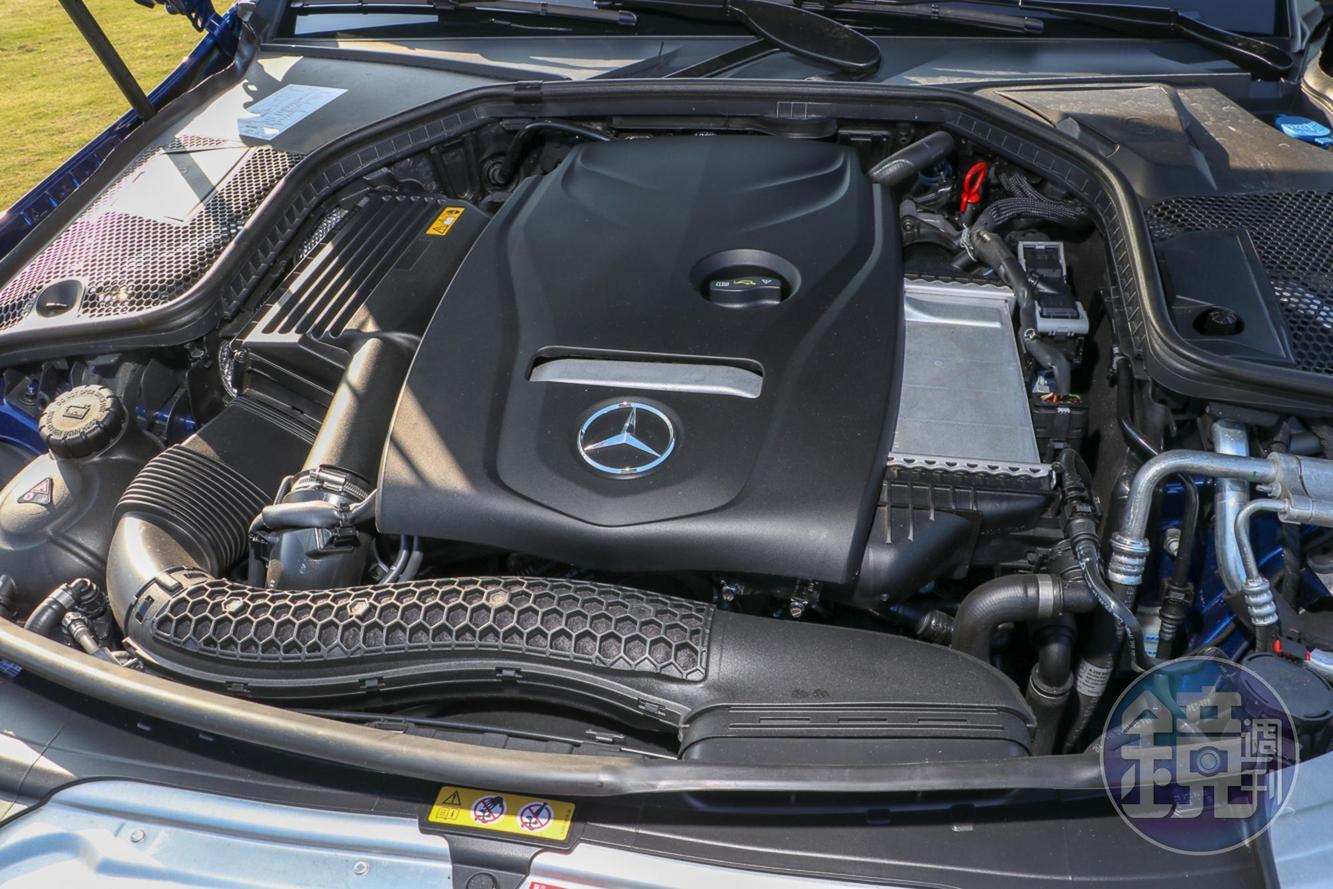 C180 Coupé搭載一具1.6升L4渦輪汽油引擎，可輸出156hp與25.5kgm的動力。