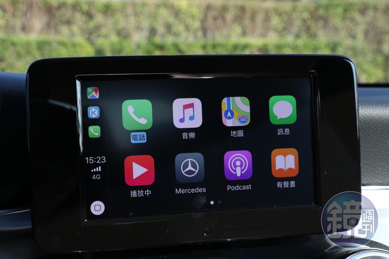 七吋的影音螢幕提供了AppleCarPlay的功能。