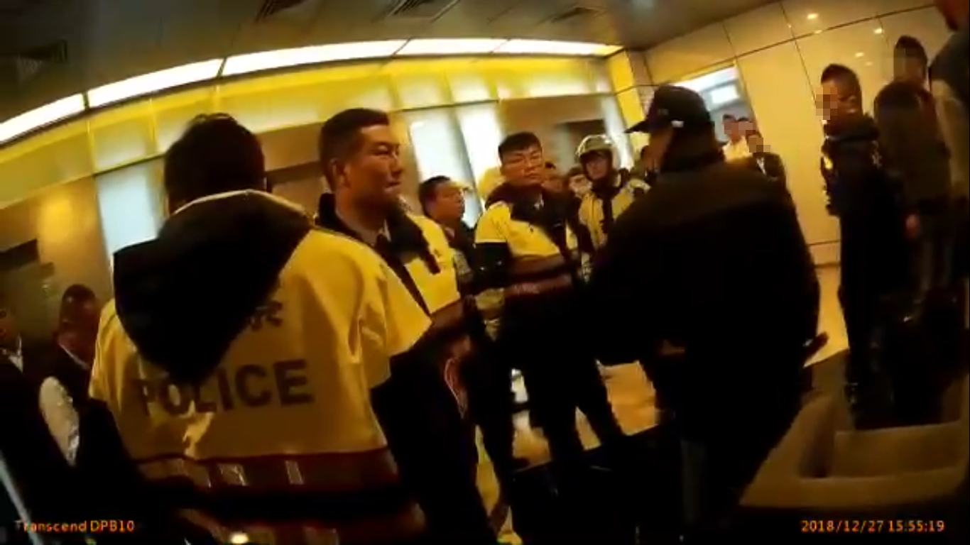 位於內湖瑞光路的中租迪和總部,今遭十多名黑衣人砸毀玻璃,並且毆傷一名法務人員。(警方提供)
