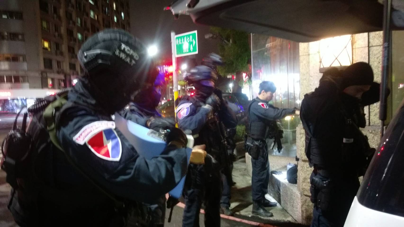 台北市特勤人員荷槍實彈將該大樓包圍。（翻攝畫面）