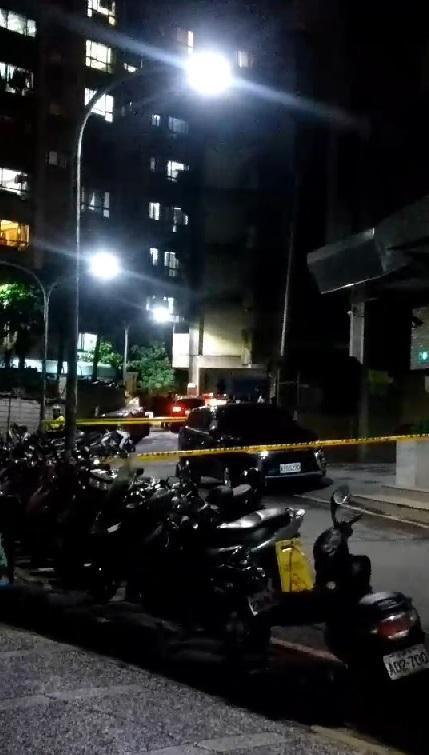 警方將該社區包圍搜捕,但高嫌仍從後山逃逸。(翻攝畫面)