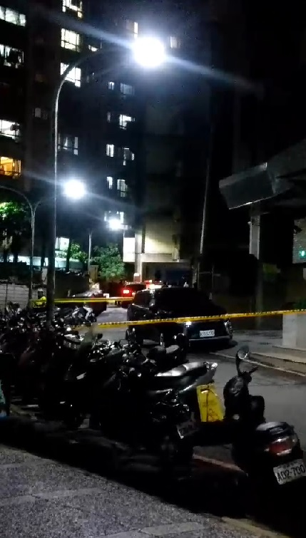 警方將該社區包圍搜捕，但高嫌仍從後山逃逸。（翻攝畫面）
